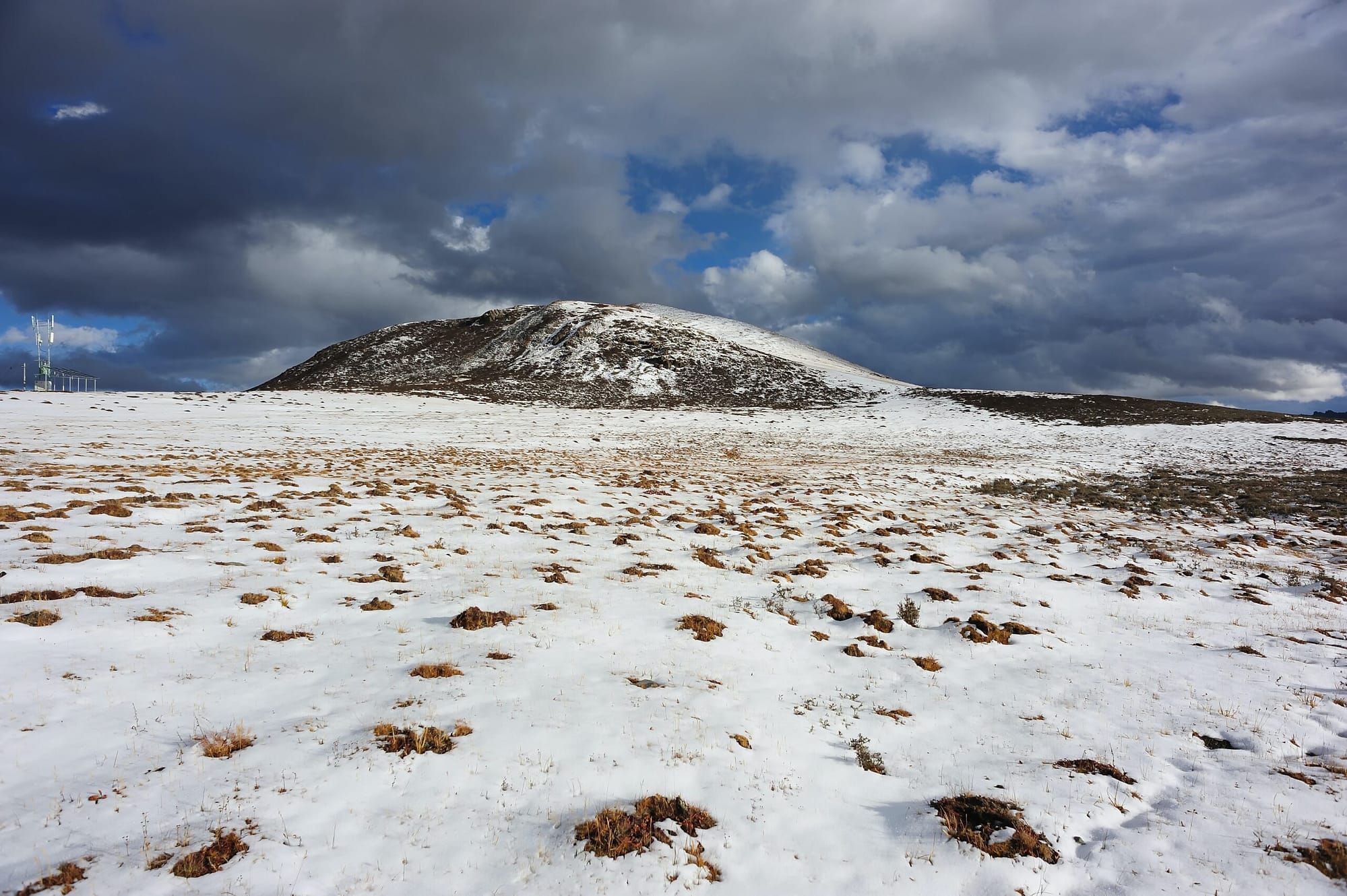 bleaky snowy landscape mountain